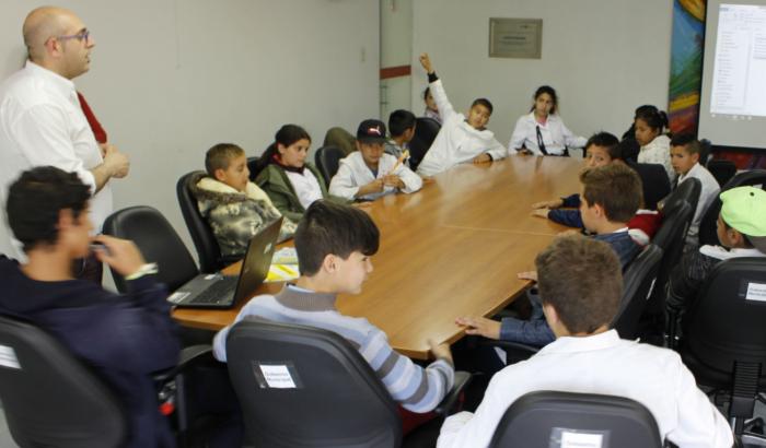 Niños, niñas y educadoras del Centro Educativo La Pascua en municipio F