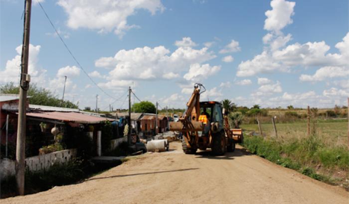 Obras de mantenimiento vial en barrio Irineo Leguisamo